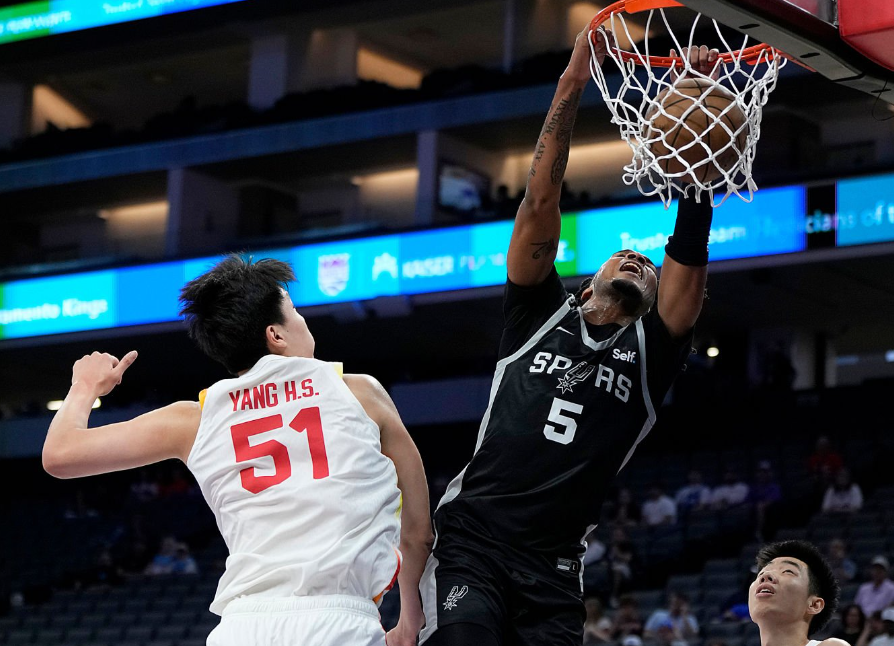中国男篮结束NBA夏联征程三场比赛输了104分(中国男篮结束nba夏联征程三场比赛输了104分了吗)
