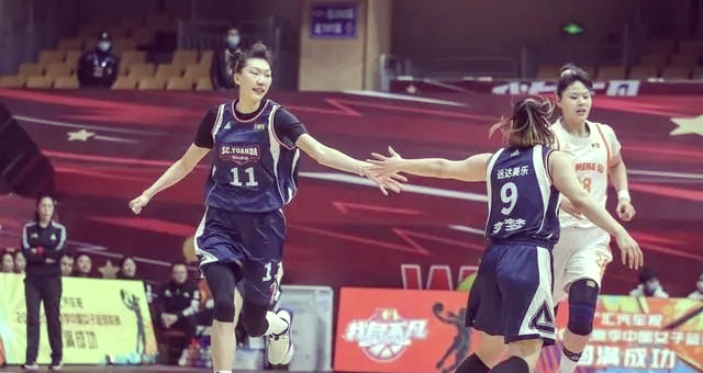 扛起进攻！韩旭第三节独得8分三节打完11中7贡献16分9板1断2帽(国足李铁教练个人介绍)