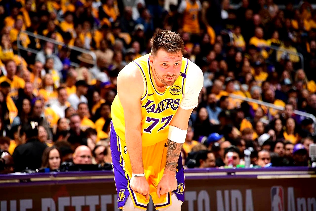 湖人球迷关注东契奇赛季后明显变瘦(nba东契奇)