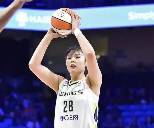 开云体育电脑版-女篮篮板大幅领先很正常，罚球25中12有点说不(女篮罚球规则)