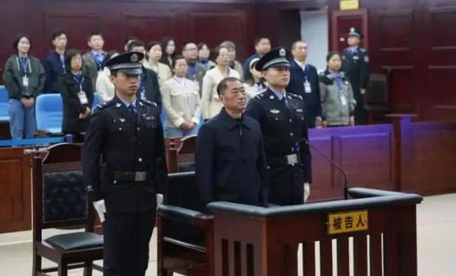 包含中国足球|足坛反腐案18人全部获刑：陈戌源无期，李铁20年的词条