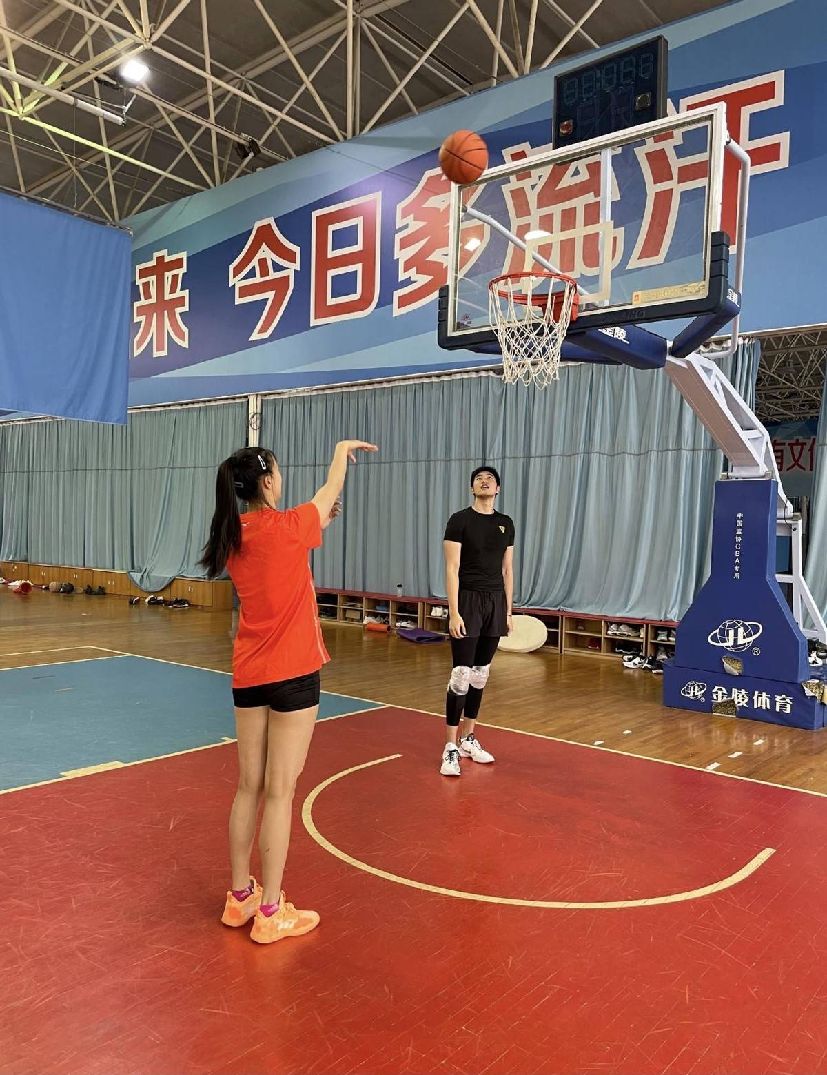 开云体育登录-辽宁男篮“硬汉”娶回网球界气质女神！甜蜜求婚现场曝光的简单介绍