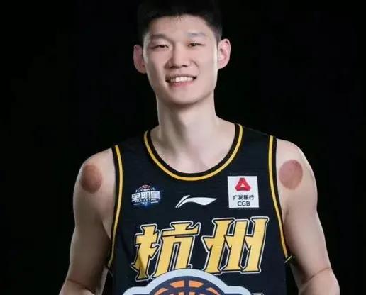 关于球员个人表现受到赞誉，队伍实力显著提升的信息